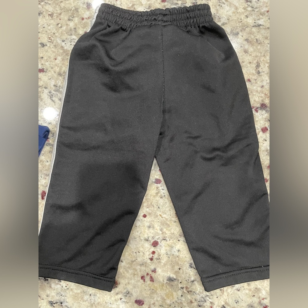 💥 New Balance💥Kids' Black Joggers with Red and White Stripes Like New SZ 12 M - Picture 5 of 8
